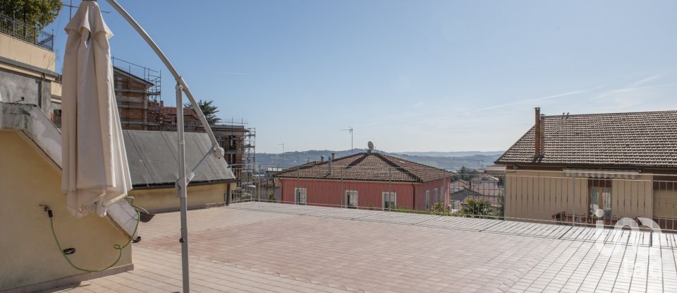 House 5 rooms of 204 m² in Castelfidardo (60022)