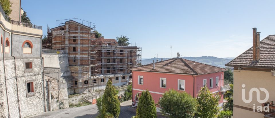 House 5 rooms of 204 m² in Castelfidardo (60022)