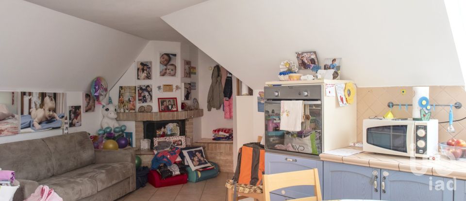 House 5 rooms of 204 m² in Castelfidardo (60022)