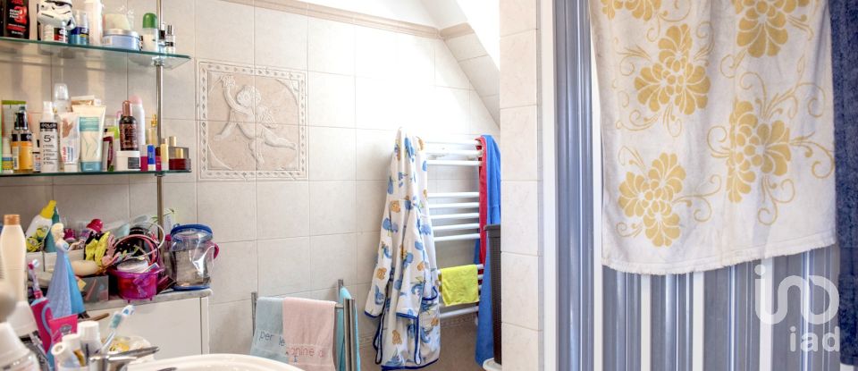 House 5 rooms of 204 m² in Castelfidardo (60022)