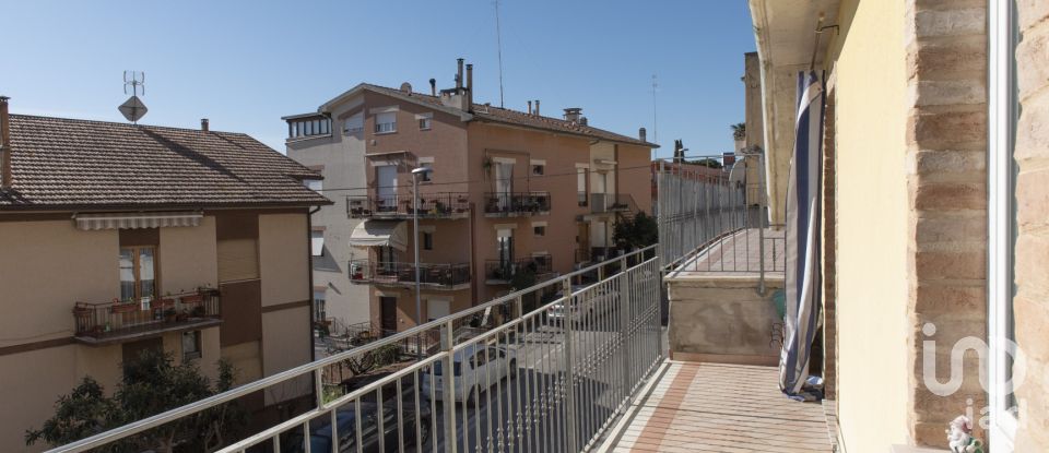 House 5 rooms of 204 m² in Castelfidardo (60022)