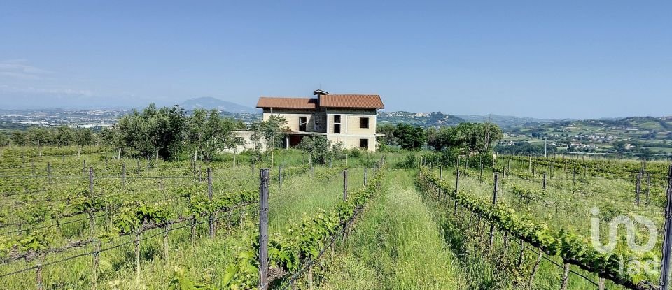 Rustico 0 locali di 400 m² in Controguerra (64010)