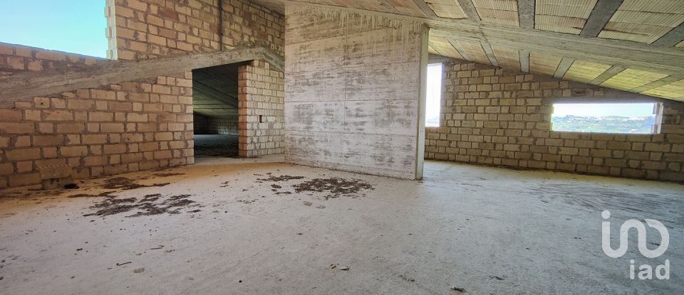 Rustico 0 locali di 400 m² in Controguerra (64010)