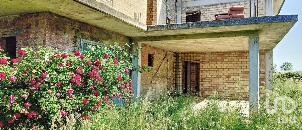 Rustico 0 locali di 400 m² in Controguerra (64010)