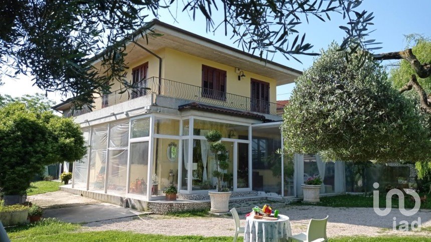 Farm 7 rooms of 142 m² in Roseto degli Abruzzi (64026)