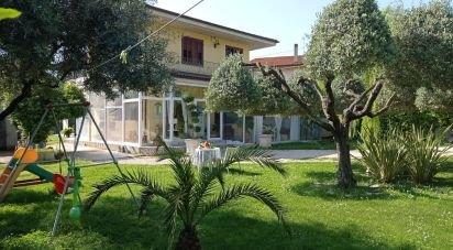 Farm 7 rooms of 142 m² in Roseto degli Abruzzi (64026)
