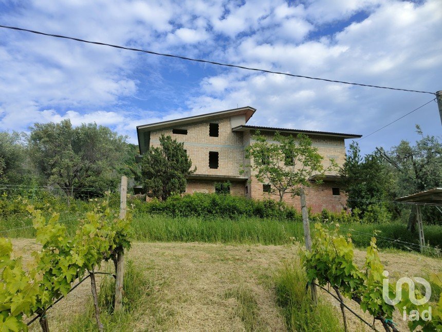 Rustico 0 locali di 400 m² in Controguerra (64010)