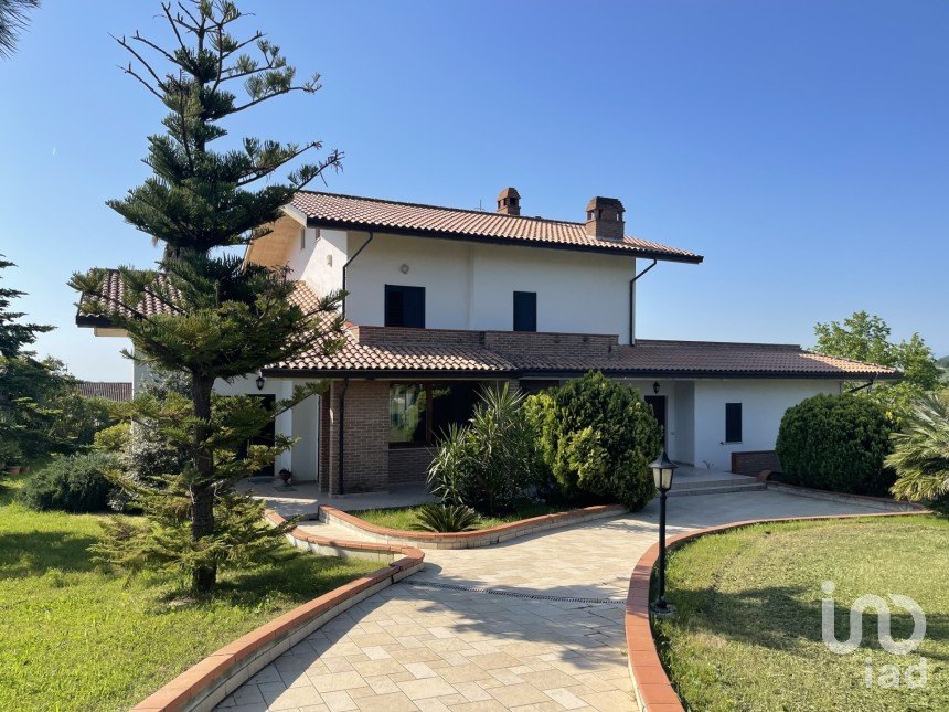 House 12 rooms of 422 m² in Mosciano Sant'Angelo (64023)