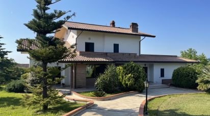 Casa 12 locali di 422 m² in Mosciano Sant'Angelo (64023)