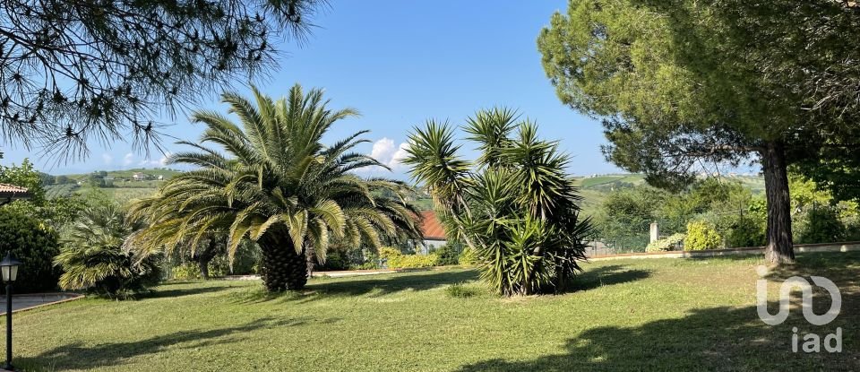 House 12 rooms of 422 m² in Mosciano Sant'Angelo (64023)