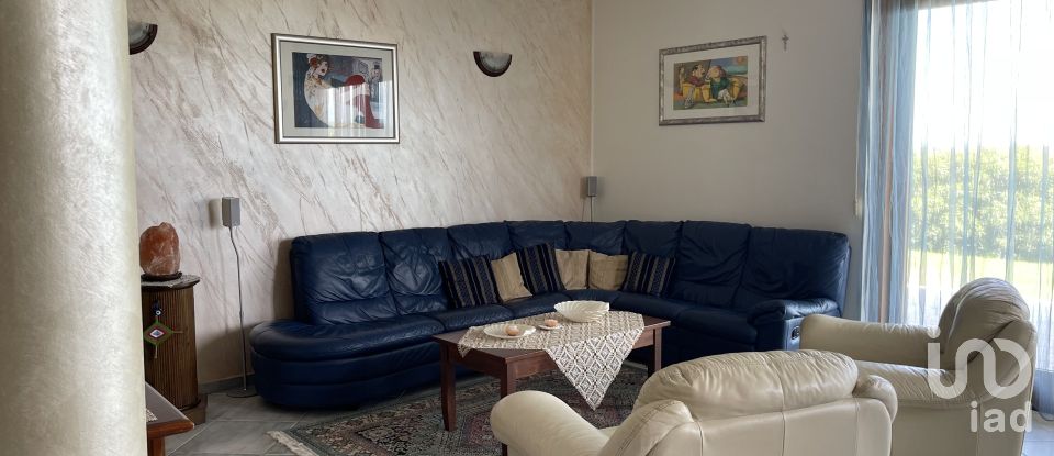 House 12 rooms of 422 m² in Mosciano Sant'Angelo (64023)