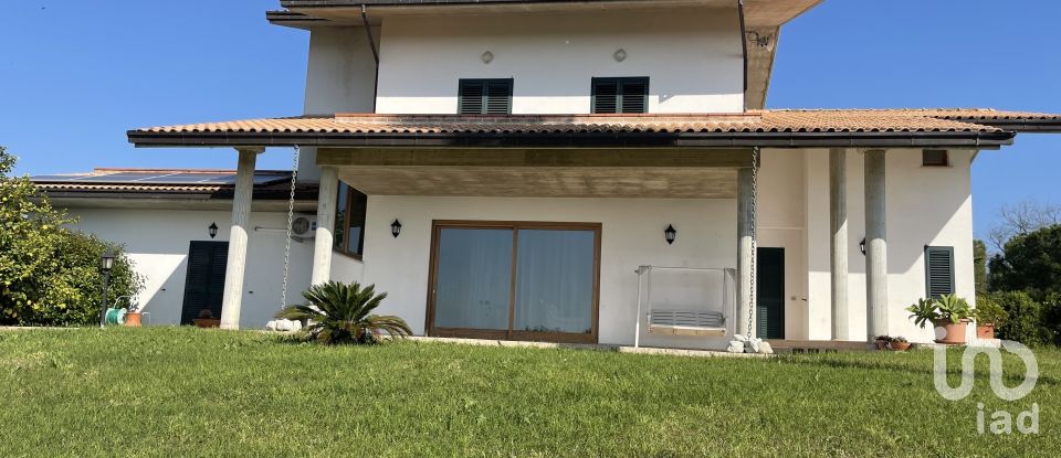 House 12 rooms of 422 m² in Mosciano Sant'Angelo (64023)