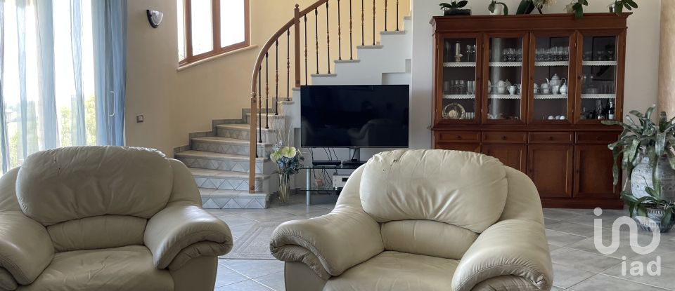 House 12 rooms of 422 m² in Mosciano Sant'Angelo (64023)