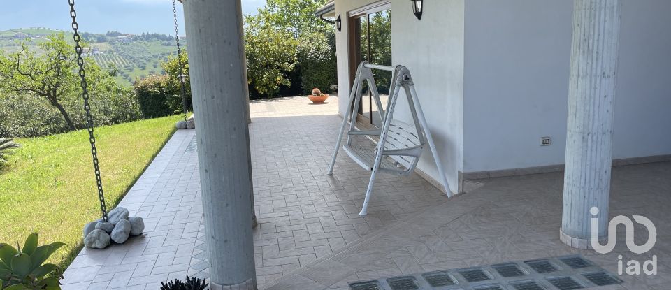 House 12 rooms of 422 m² in Mosciano Sant'Angelo (64023)
