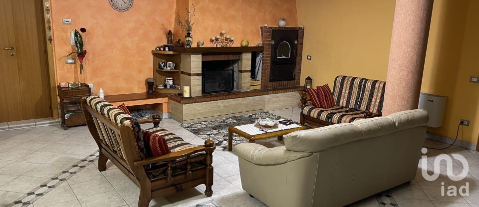 House 12 rooms of 422 m² in Mosciano Sant'Angelo (64023)
