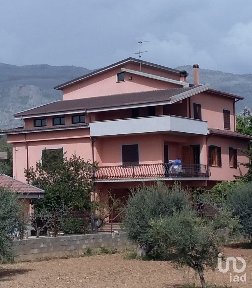 Farm 14 rooms of 600 m² in Castrovillari (87012)
