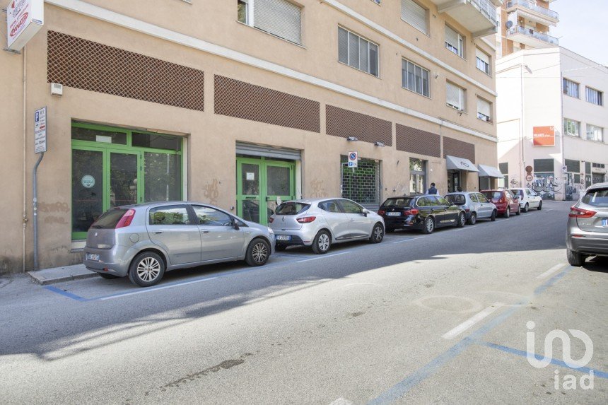 Shop / premises commercial of 330 m² in Ancona (60131)