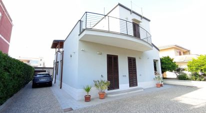 Farmhouse 8 rooms of 202 sq m in Siracusa (96100)