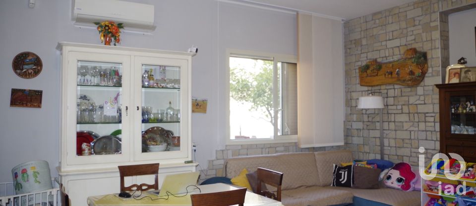 Farm 8 rooms of 202 m² in Siracusa (96100)
