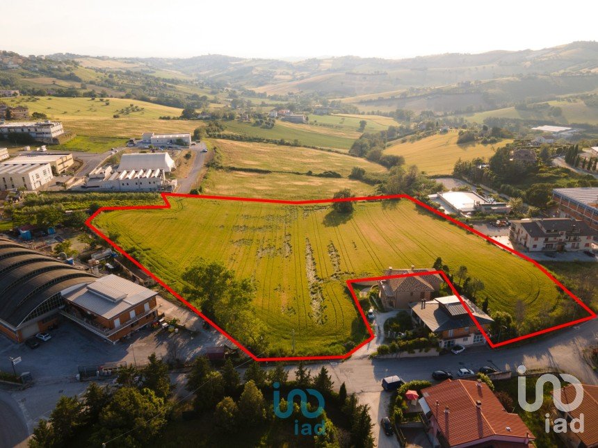 Terreno di 18.000 m² in Montegranaro (63812)