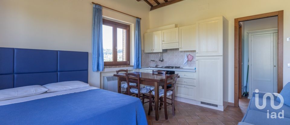 Rustico 20 locali di 800 m² in Ponzano di Fermo (63845)