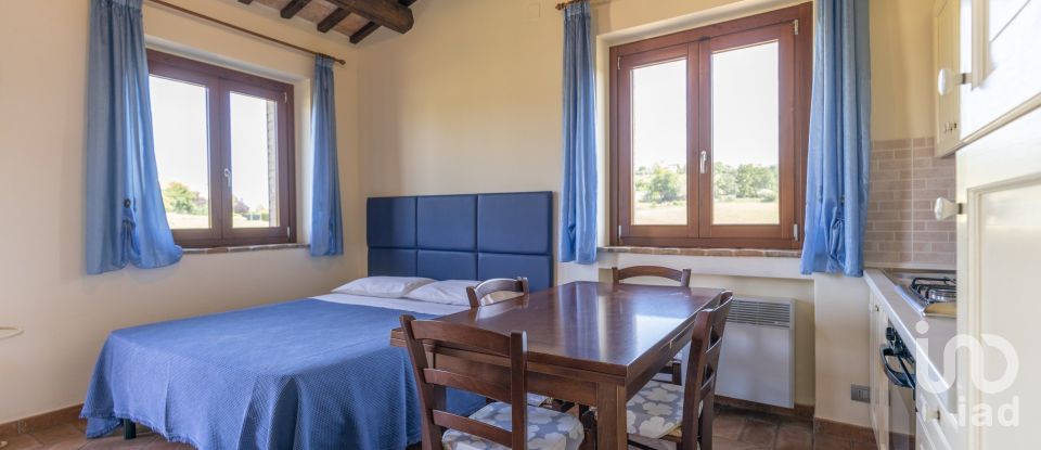 Rustico 20 locali di 800 m² in Ponzano di Fermo (63845)