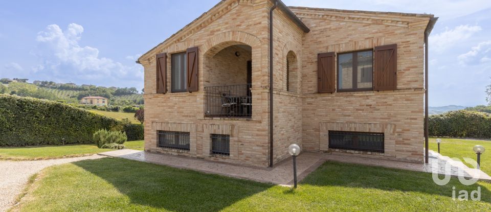 Rustico 20 locali di 800 m² in Ponzano di Fermo (63845)