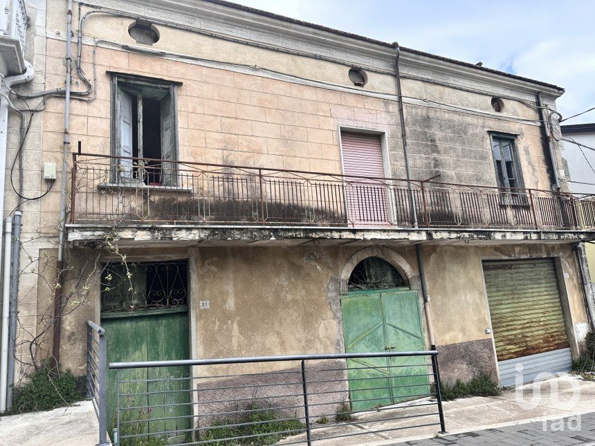 House 6 rooms of 140 m² in Casalbuono (84030)