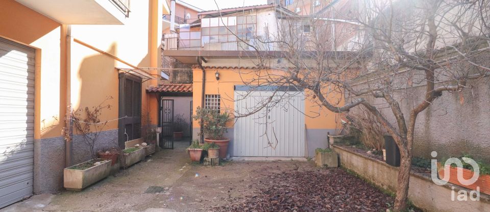Villa 12 locali di 300 m² in Colleferro (00034)