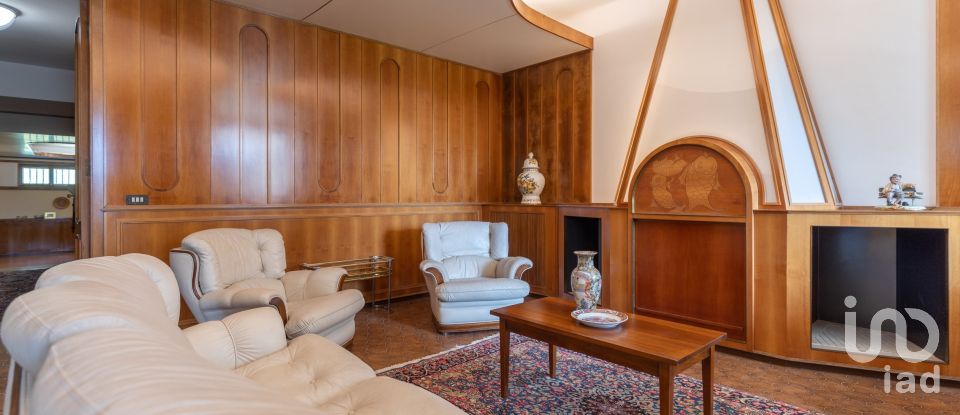 Casale 21 locali di 600 m² in Senigallia (60019)