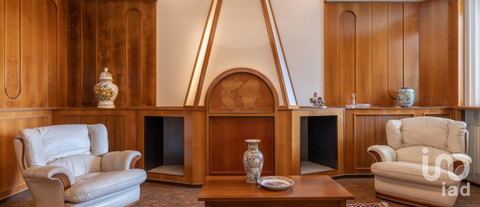 Casale 21 locali di 600 m² in Senigallia (60019)