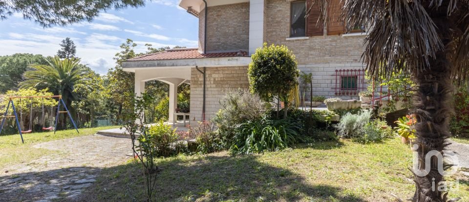 Casale 21 locali di 600 m² in Senigallia (60019)