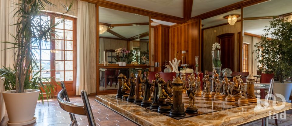 Casale 21 locali di 600 m² in Senigallia (60019)