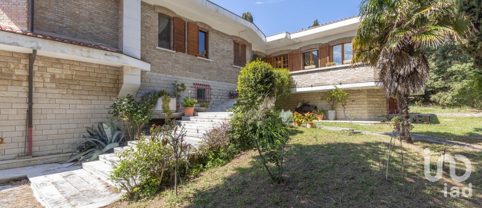 Casale 21 locali di 600 m² in Senigallia (60019)