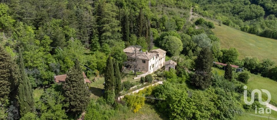 Rustico 24 locali di 543 m² in Assisi (06081)