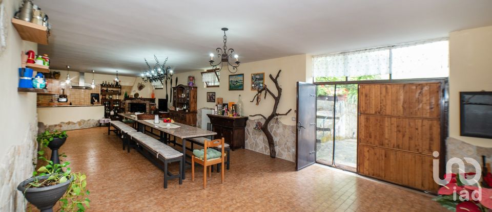 Villa 12 locali di 200 m² in Ciampino (00043)
