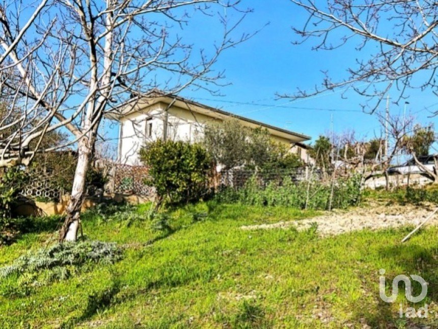 House 8 rooms of 200 m² in Bellante (64020)