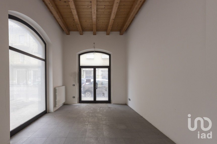 Negozio / locale commerciale di 53 m² in Ancona (60131)