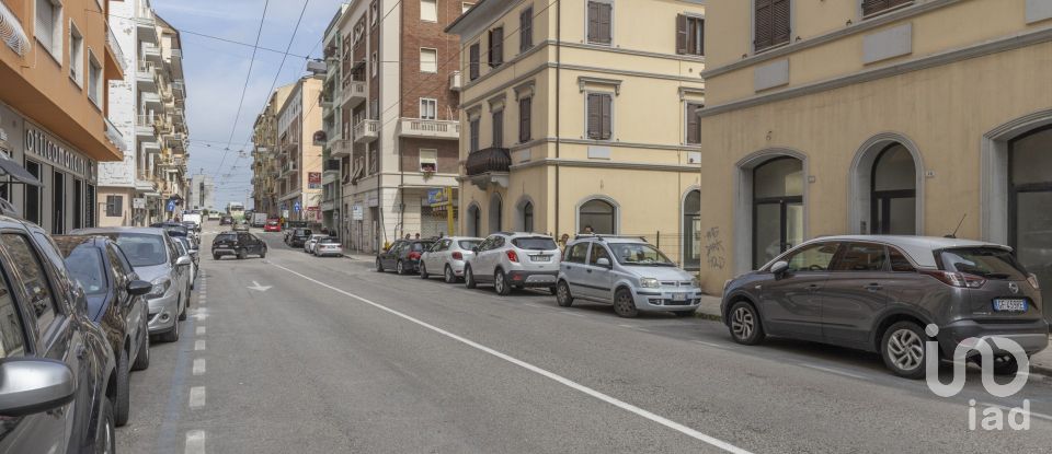 Shop / premises commercial of 53 m² in Ancona (60131)