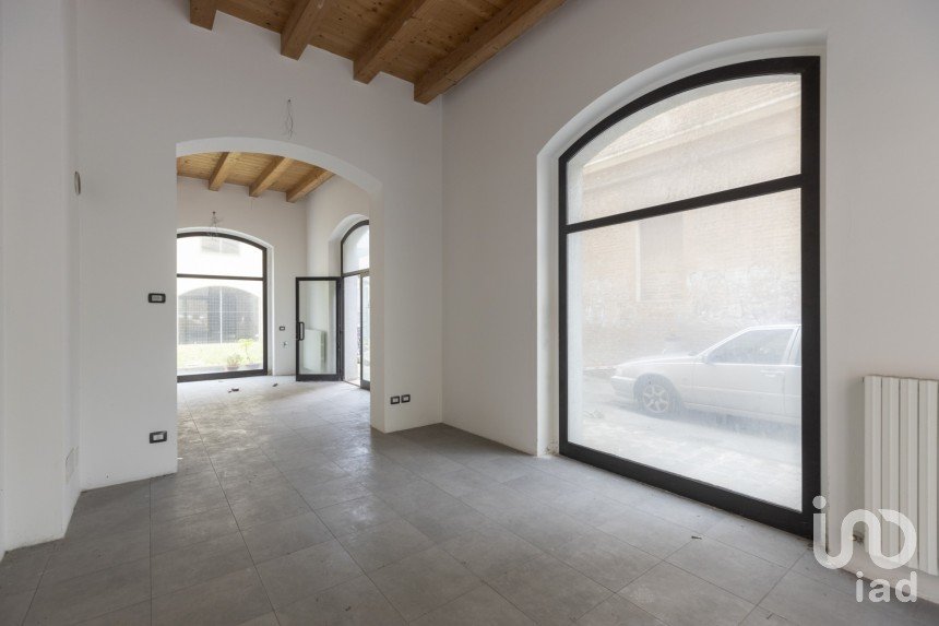 Negozio / locale commerciale di 101 m² in Ancona (60131)