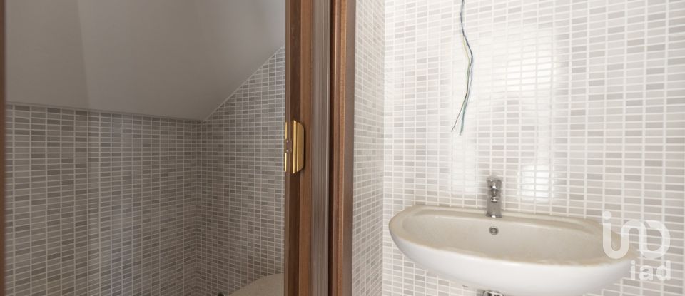 Negozio / locale commerciale di 101 m² in Ancona (60131)