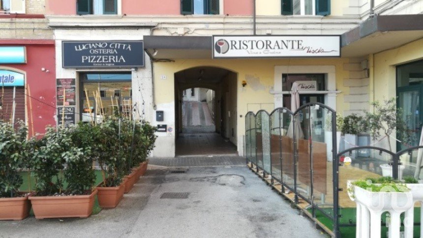 Negozio / locale commerciale di 245 m² in Ancona (60131)