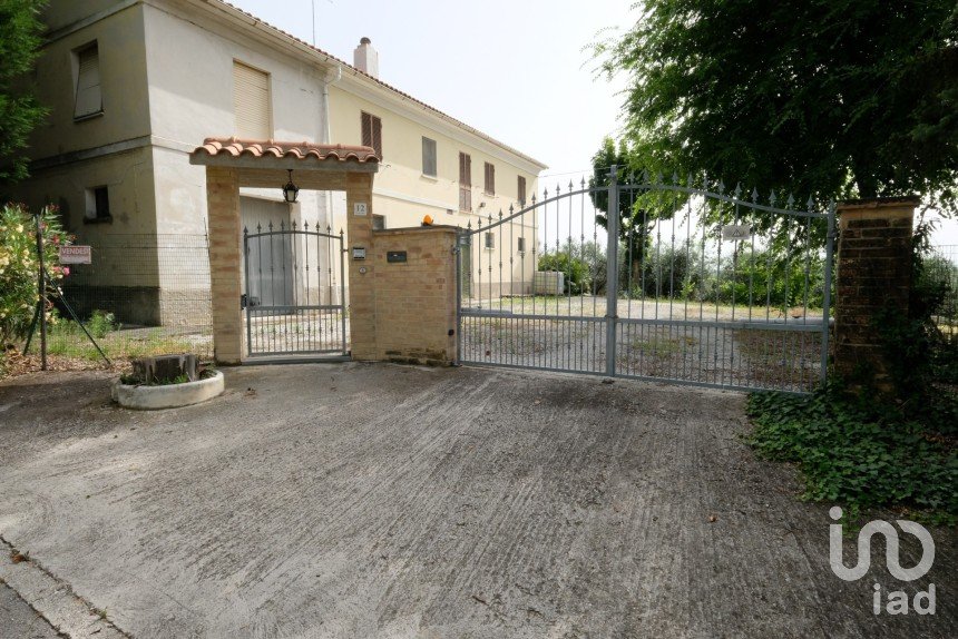 Casa indipendente 10 locali di 243 m² in Ostra Vetere (60010)