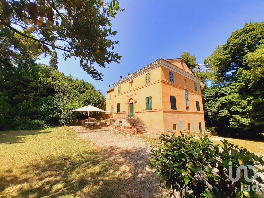 Villa storica 27 locali di 450 m² in Fermo (63900)