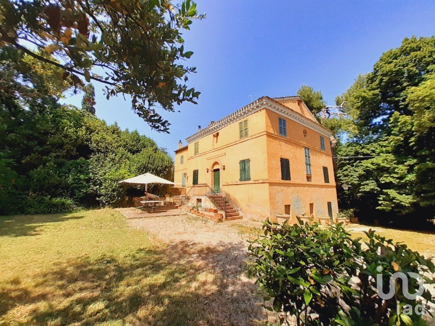 Barn conversion 27 rooms of 450 m² in Fermo (63900)