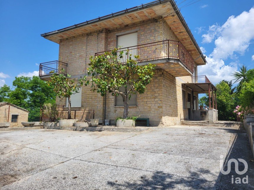 Casa 13 locali di 180 m² in Ponzano di Fermo (63845)