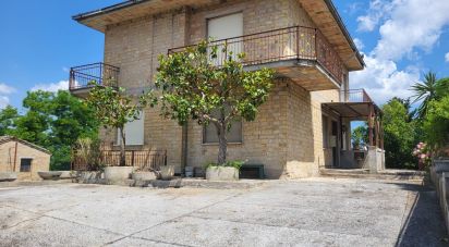 Casa indipendente / Villa 13 locali di 180 m² in Ponzano di Fermo (63845)