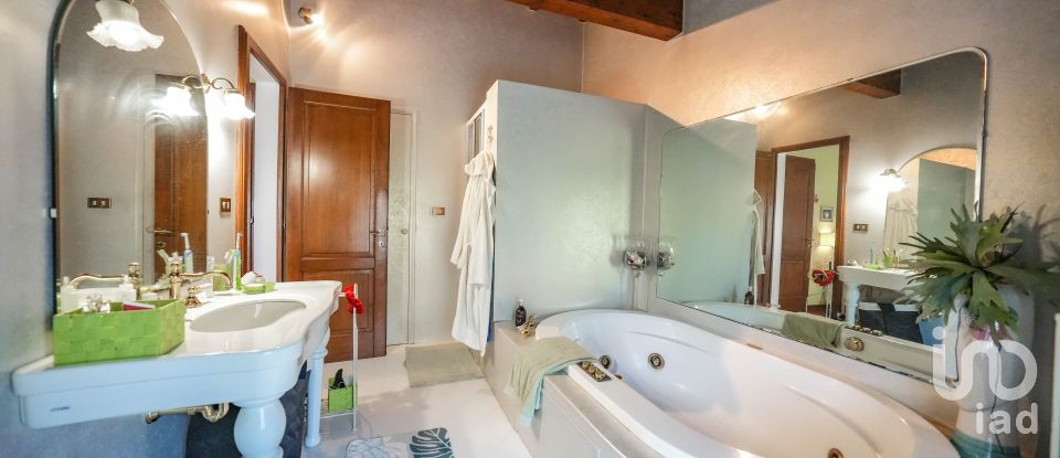 Casa indipendente / Villa 5 locali di 197 m² in Ostiglia (46035)