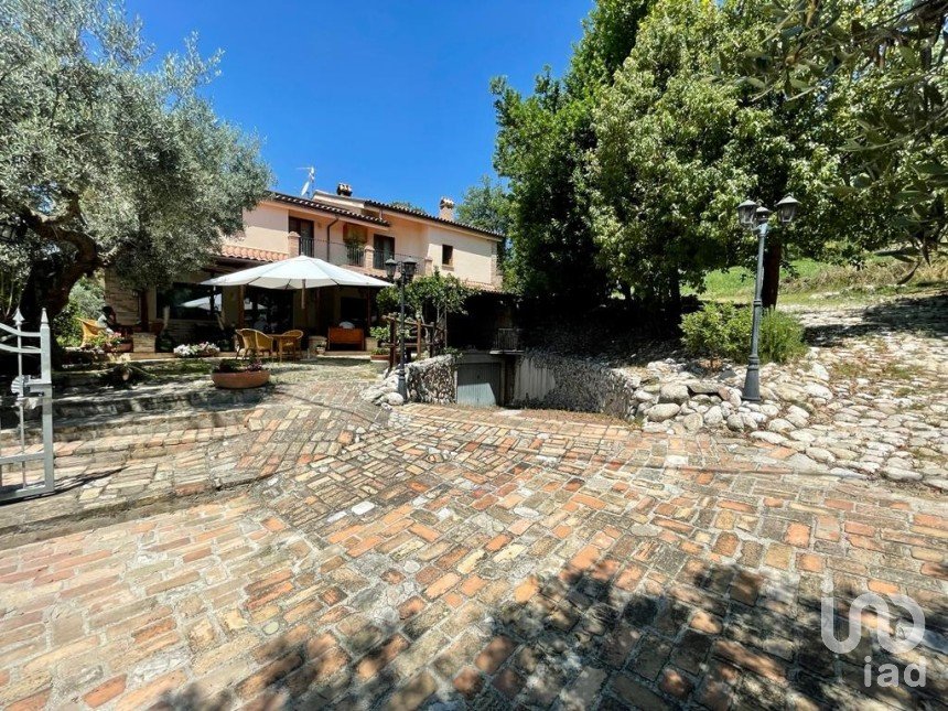Villa 21 locali di 530 m² in Rosciano (65020)