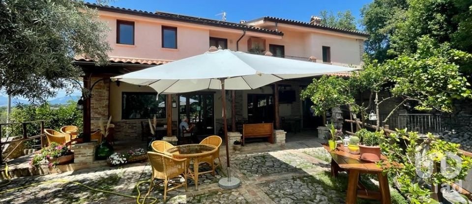 Villa 21 locali di 530 m² in Rosciano (65020)